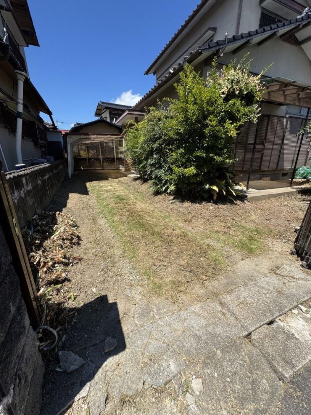 作業後：石畳と通路が見えるようになった庭