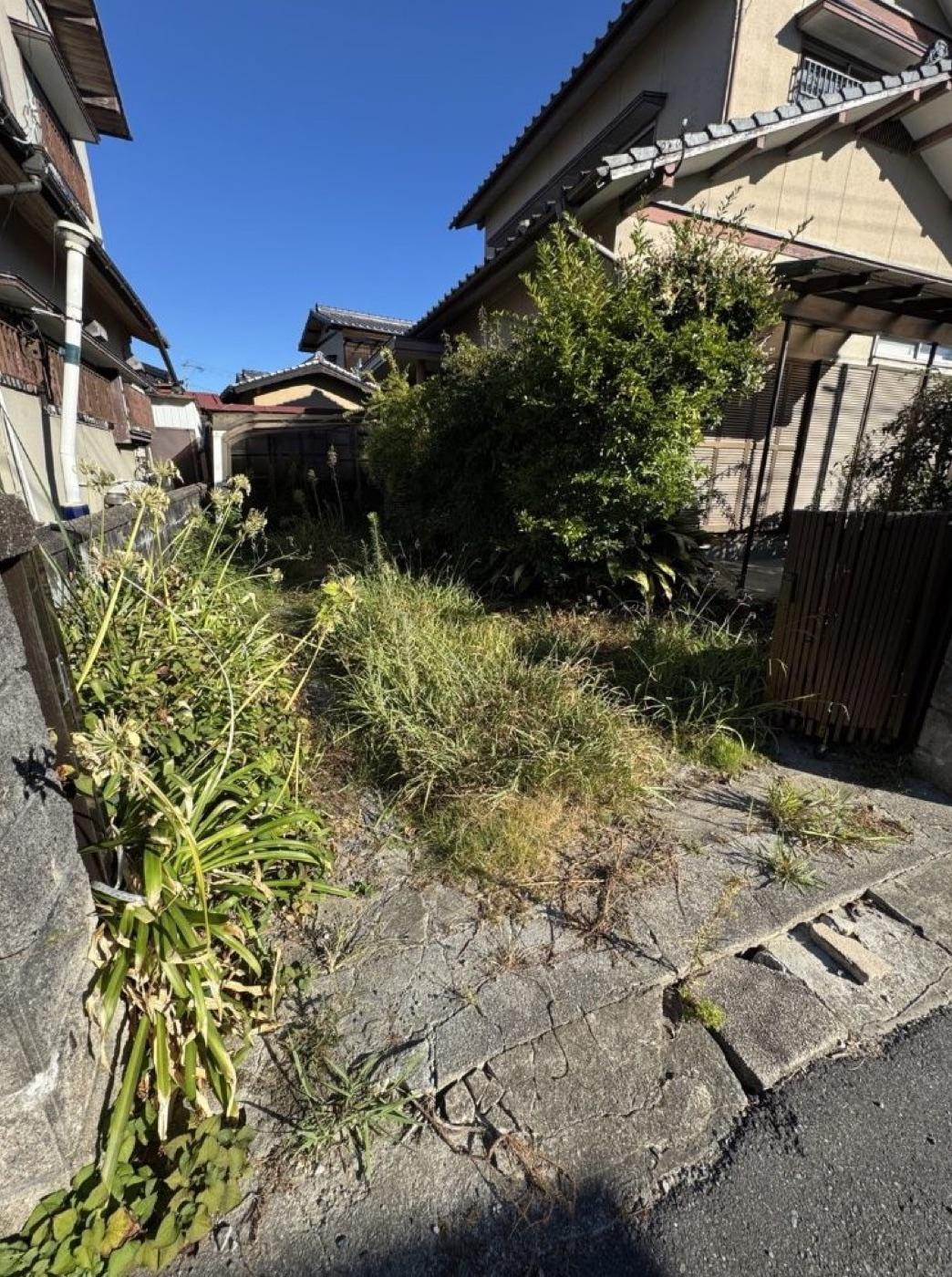 作業前：草に覆われた家の脇の庭