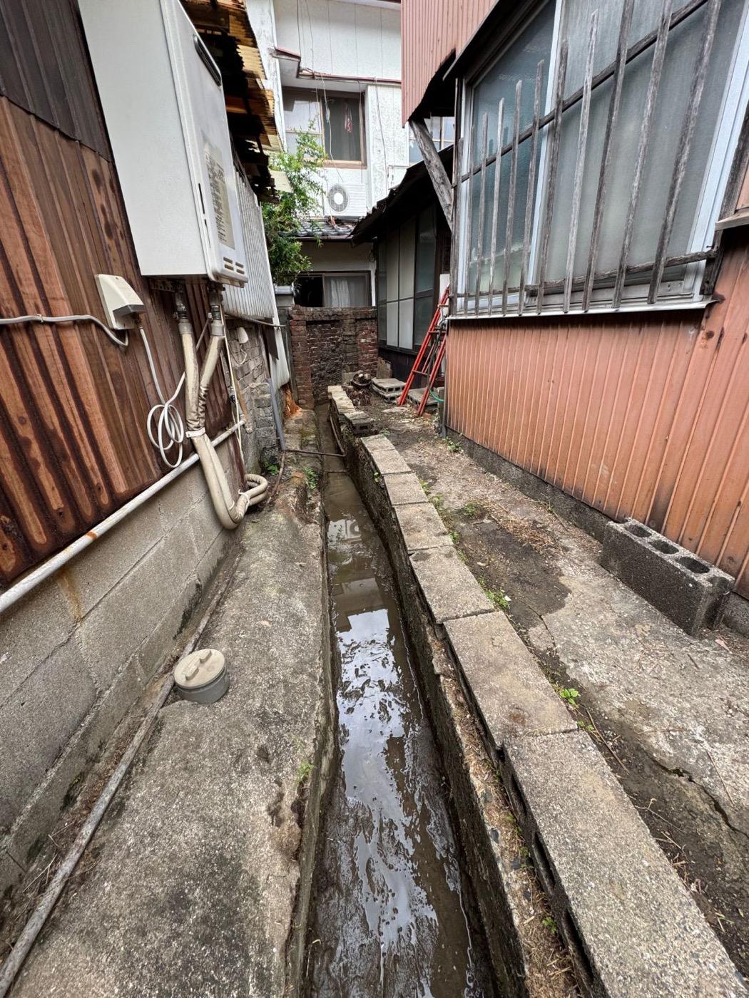 作業後：底まで見えるようになった側溝