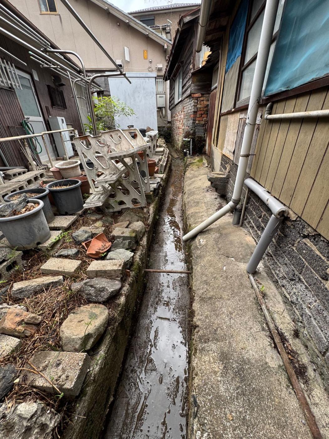 作業後：泥と草を取り、水が流れるようになった側溝
