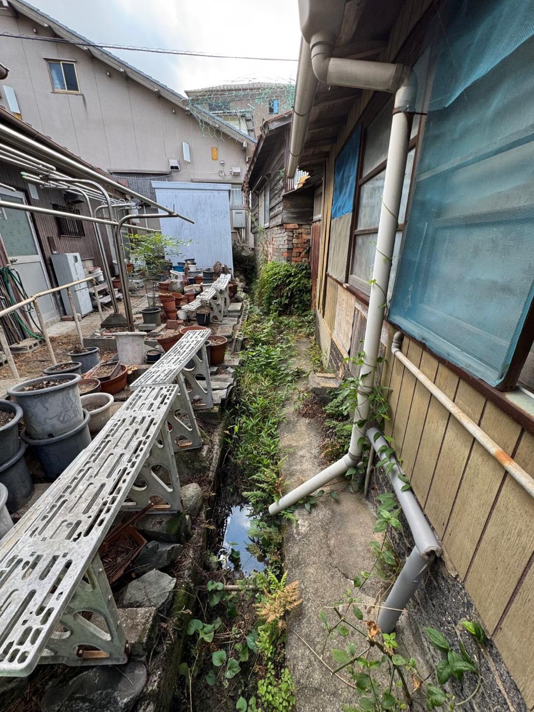 作業前：泥と草がたまった通路わきの側溝